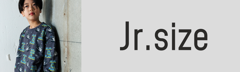 トレーナーを着た小学生の男の子。150センチ、160センチのカテゴリーへのリンク。