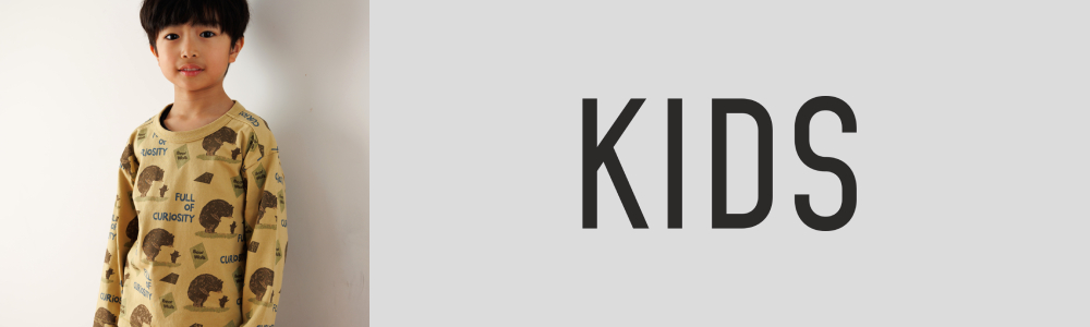 クマの総柄のTシャツを着た男の子。子供服のカテゴリーへのリンク。