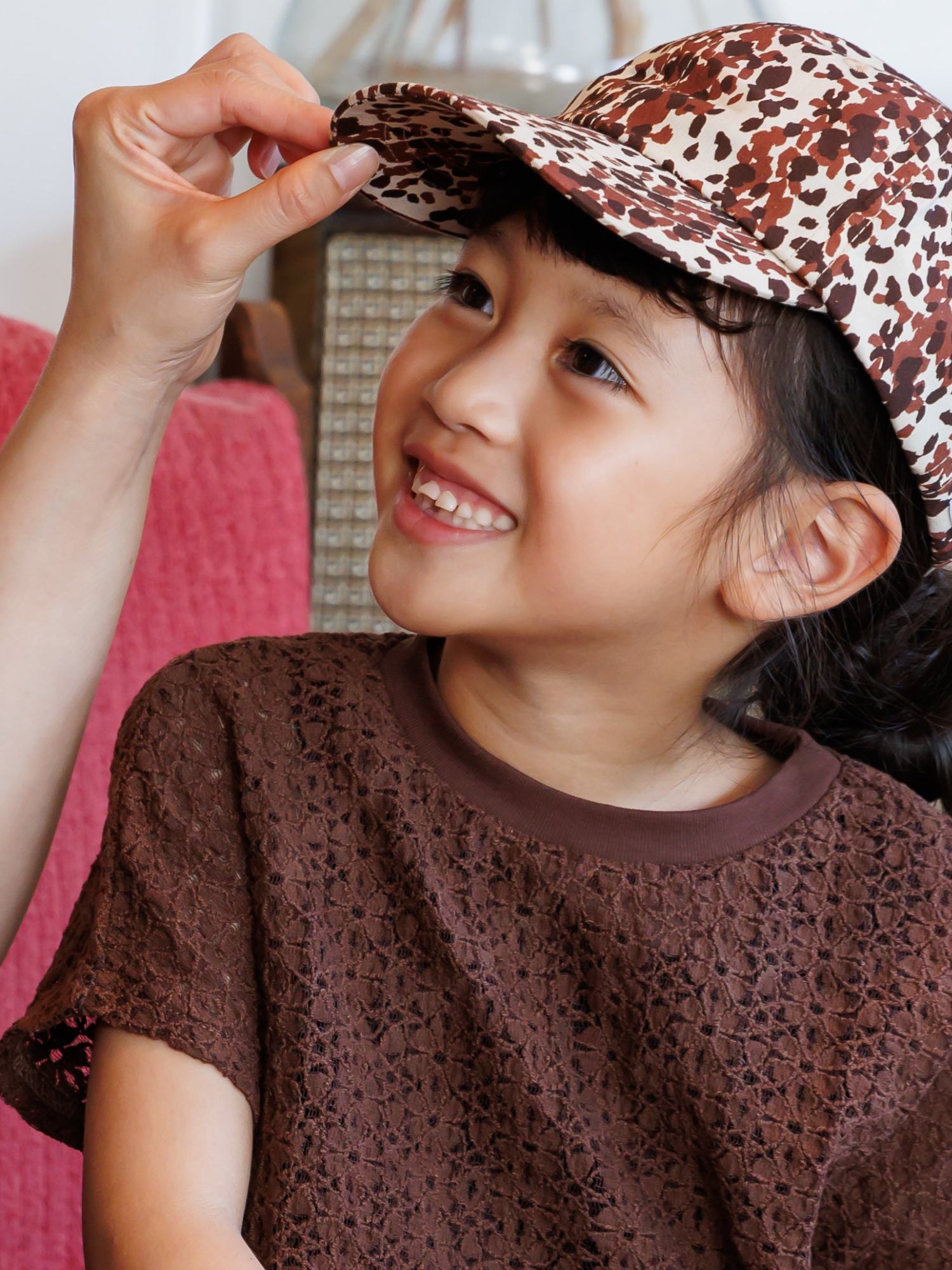 帽子をなおされている女の子