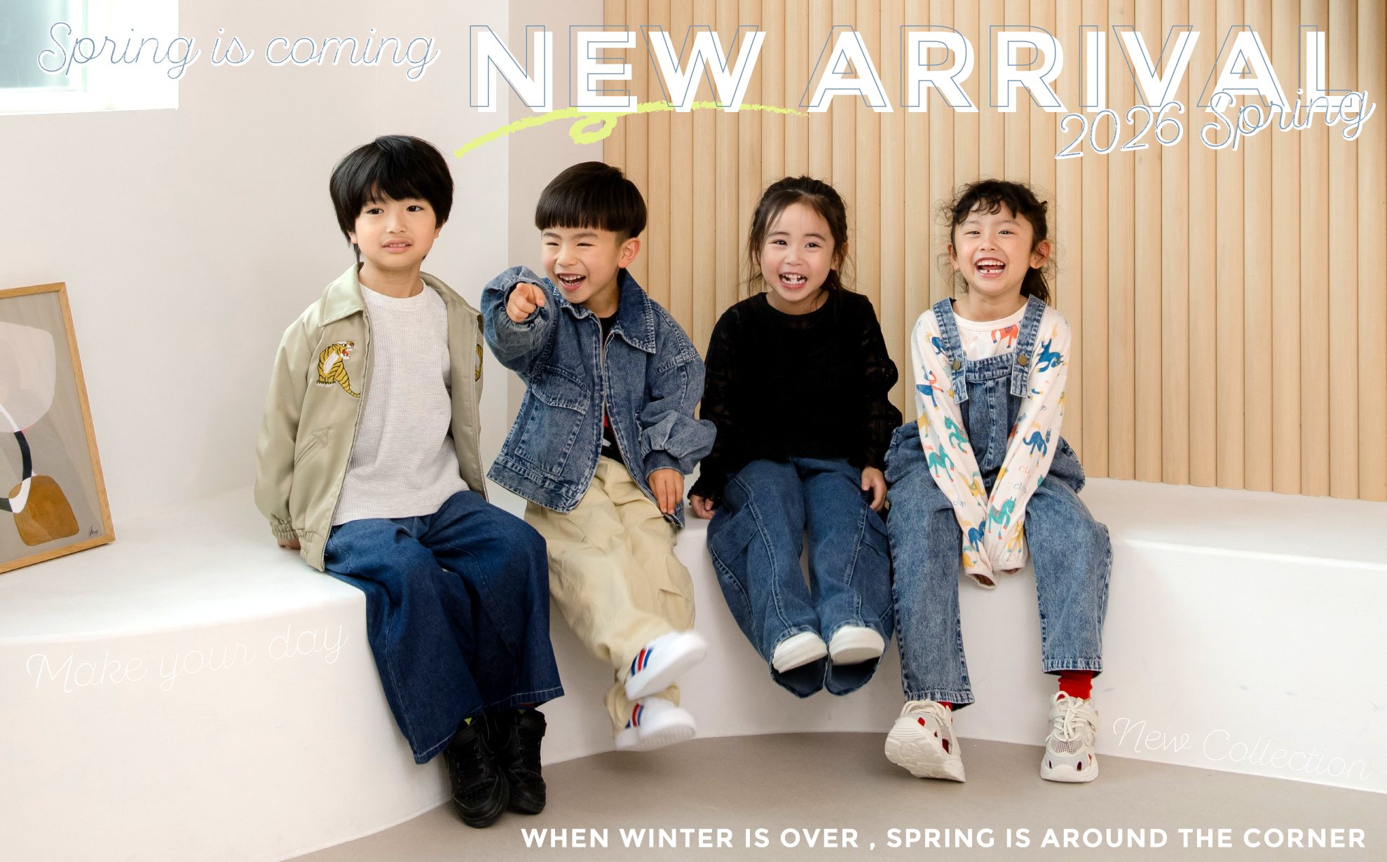 春物新作。男の子2人、女の子2人が楽しそうにおしゃべりしている。